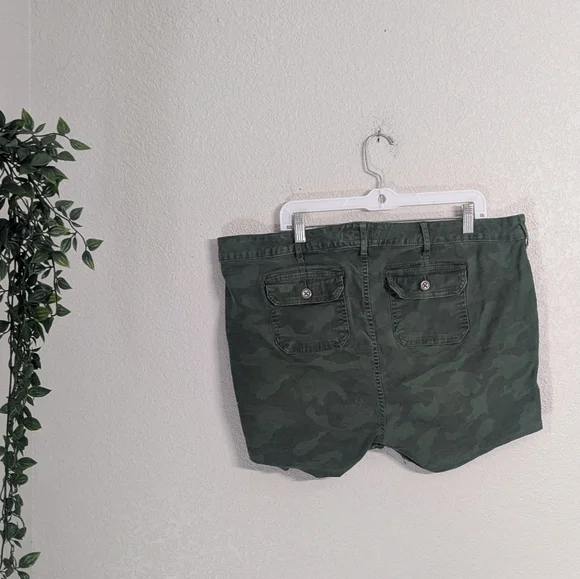 Torrid Green Camo Cutoff Shorts Floral Embroidery High Rise Raw Hem Casual 20 - Picture 3 of 13